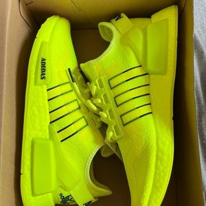New with tags!! Mens adidas’s nmd r1 v2